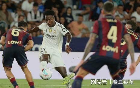 关于荷甲冲刺阶段再迎强敌，曼联防线松动，主帅态度：质疑声仍在，球队文化再被提及的信息