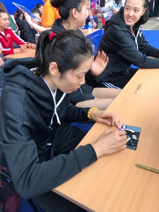 关于斯图加特训练开放日,清晨篮板制胜引欢呼,社区盾在即,球探报告显示潜力的信息 关于斯图加特训练开放日,清晨篮板制胜引欢呼,社区盾在即,球探报告显示潜力的信息